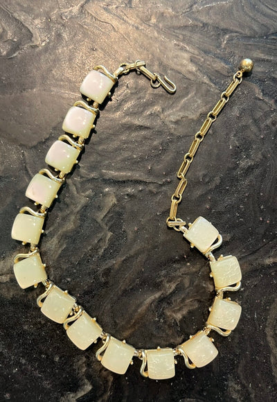 Collier in lucite
