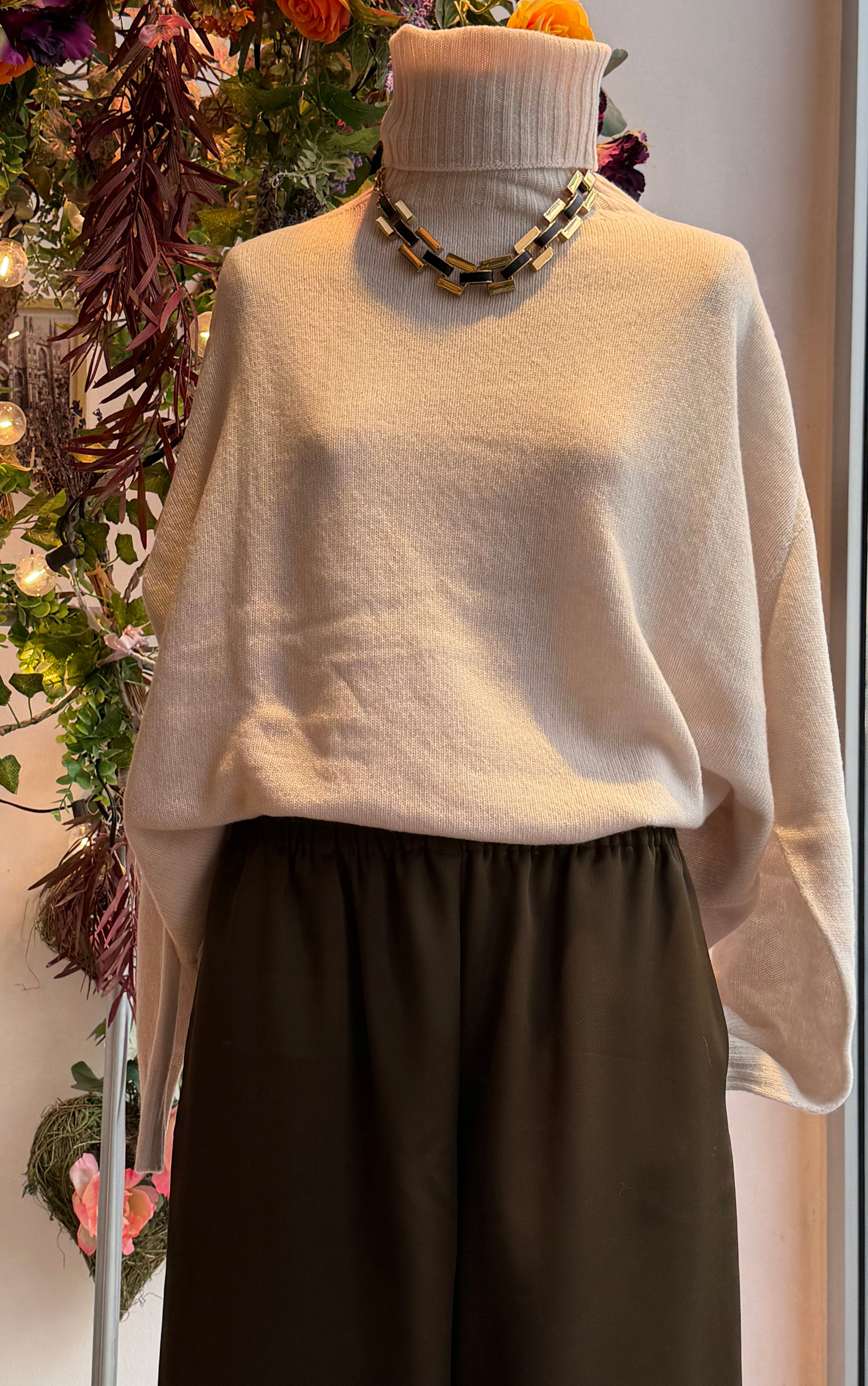 Maglia dolcevita avorio