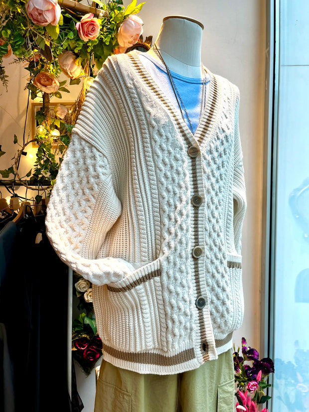 Cardigan over color panna