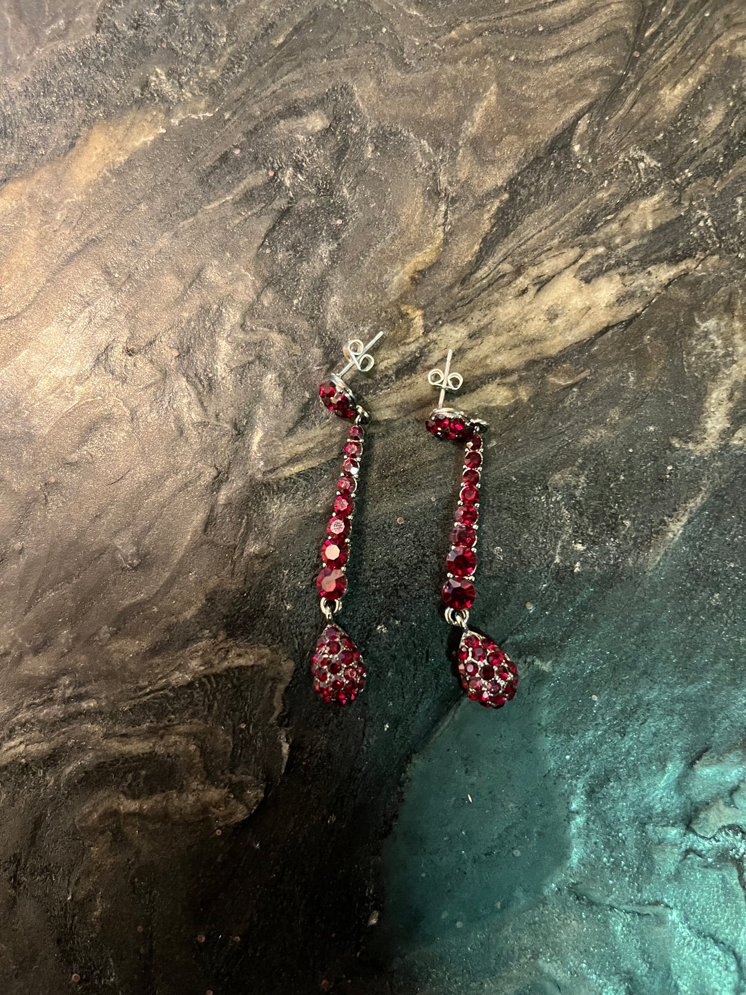 Orecchini pendenti in argento con zirconi e smeraldi sintetici Orecchini pendenti in argento con zirconi e smeraldi sintetici