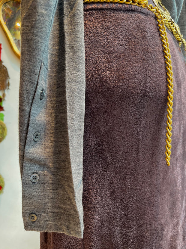 Polo in maglia grigia