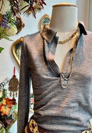 Polo in maglia grigia
