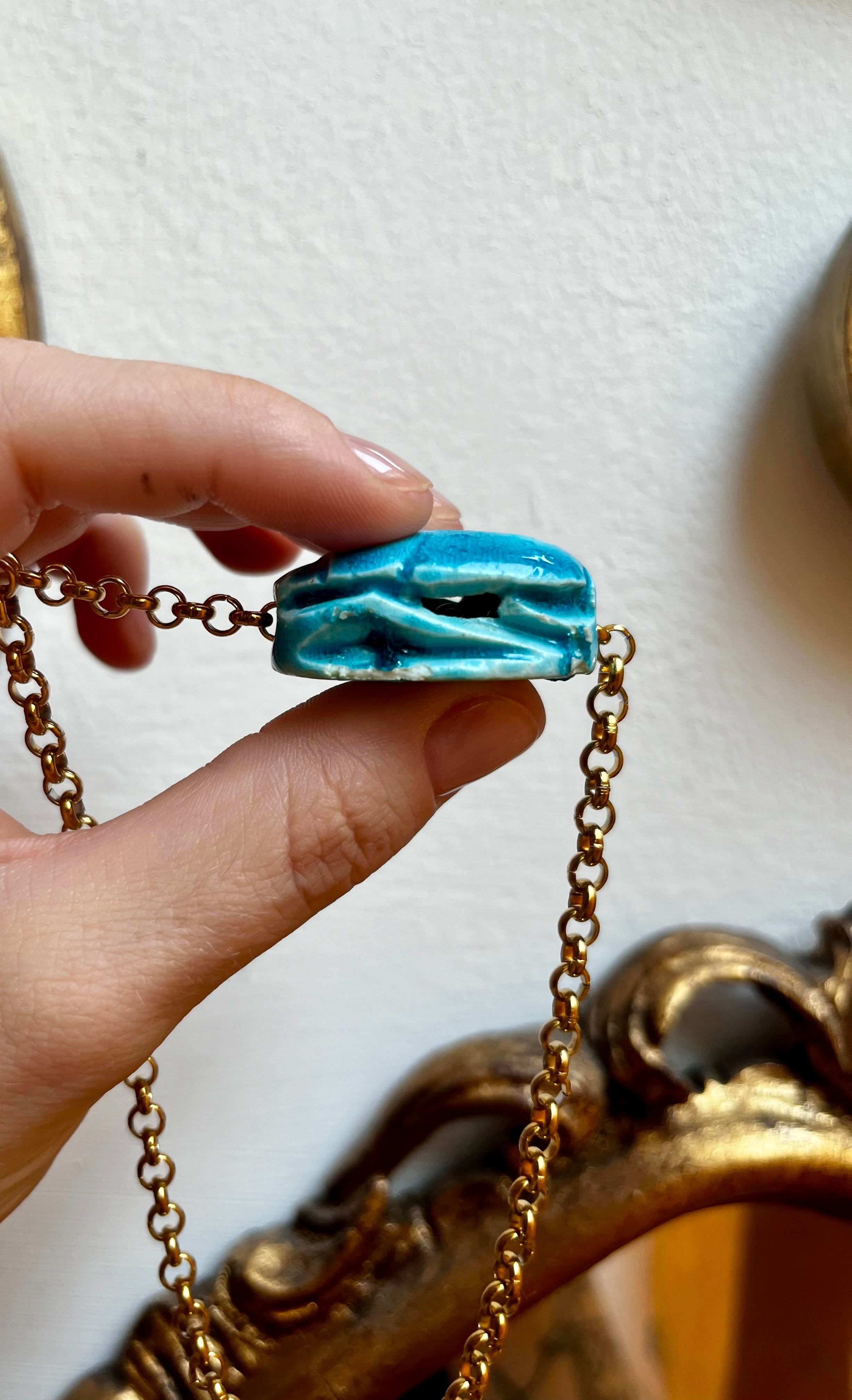Ägyptischer Skarabäus mit goldener Kette