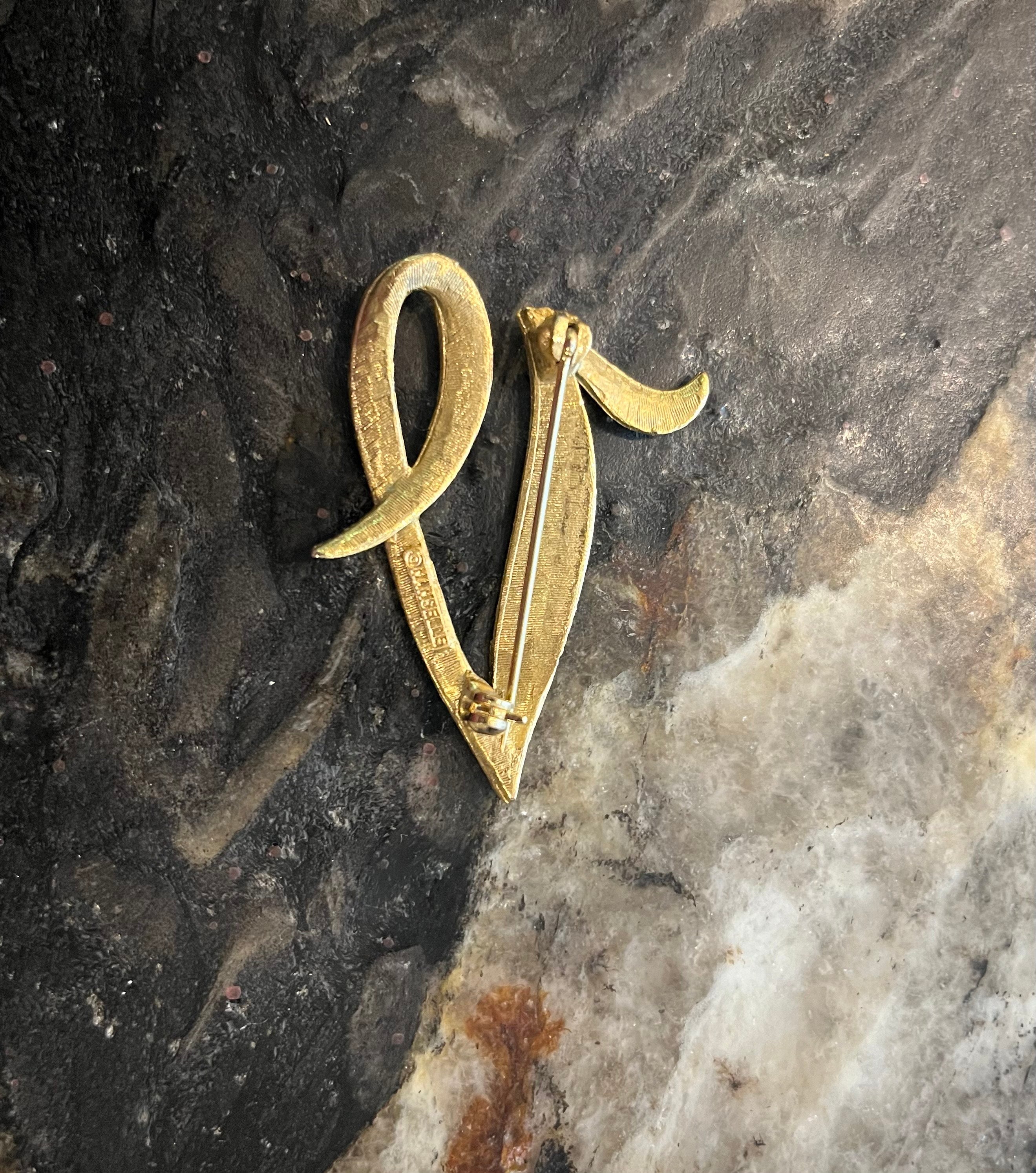 دبوس V