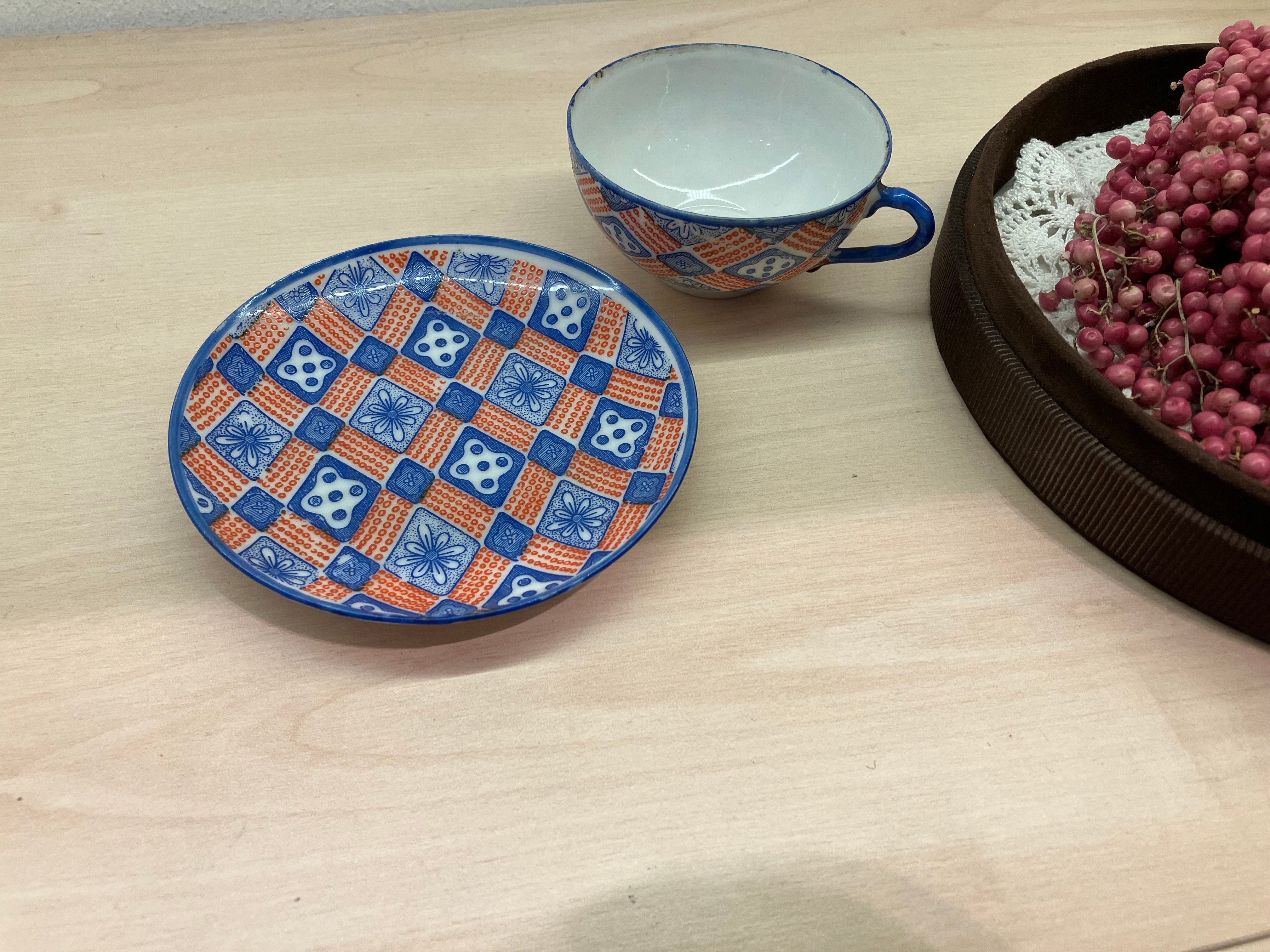 Orientalische Tasse und Untertasse