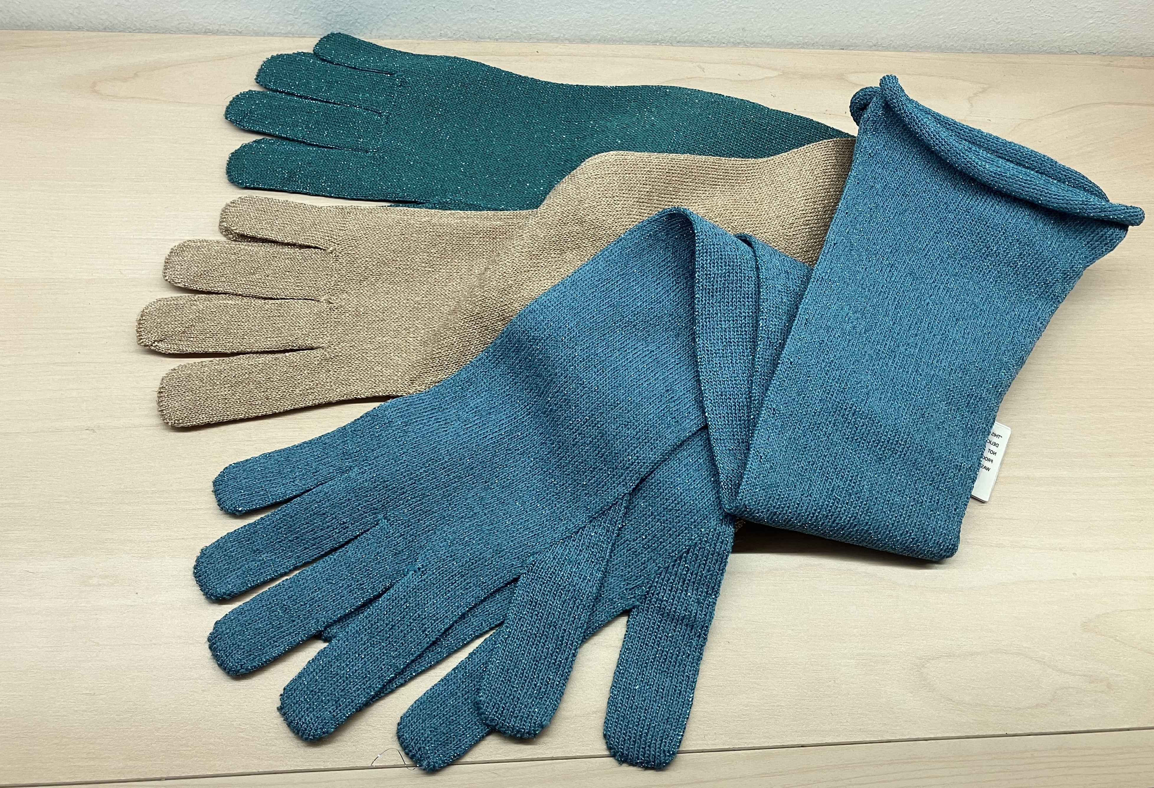 Lange goldene Handschuhe