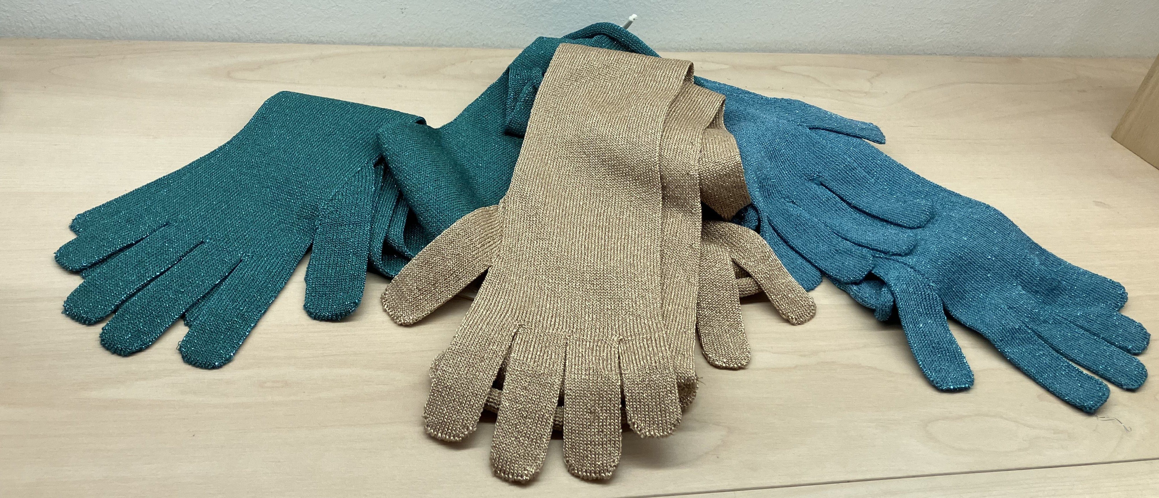 Lange goldene Handschuhe