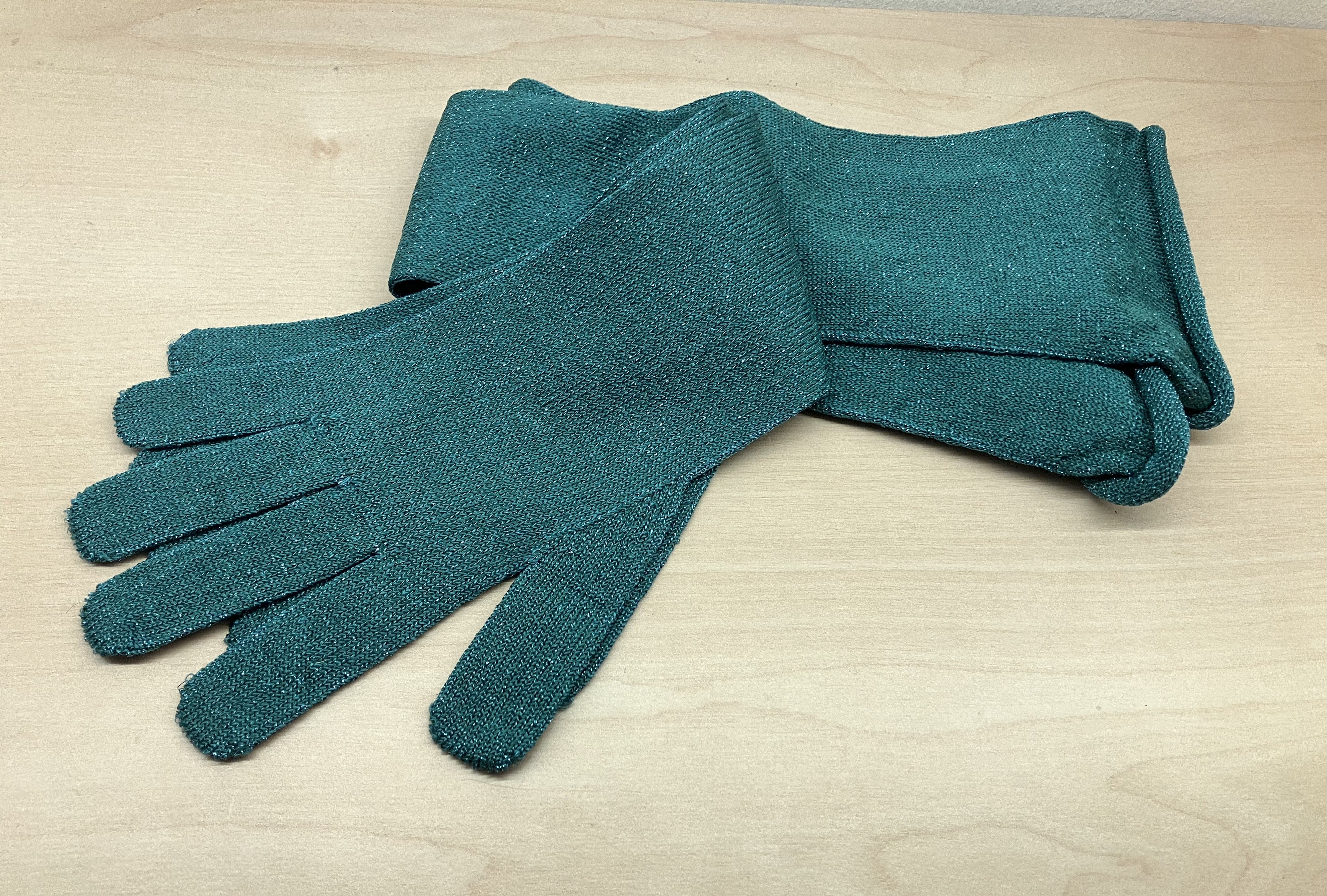 Lange grüne Handschuhe