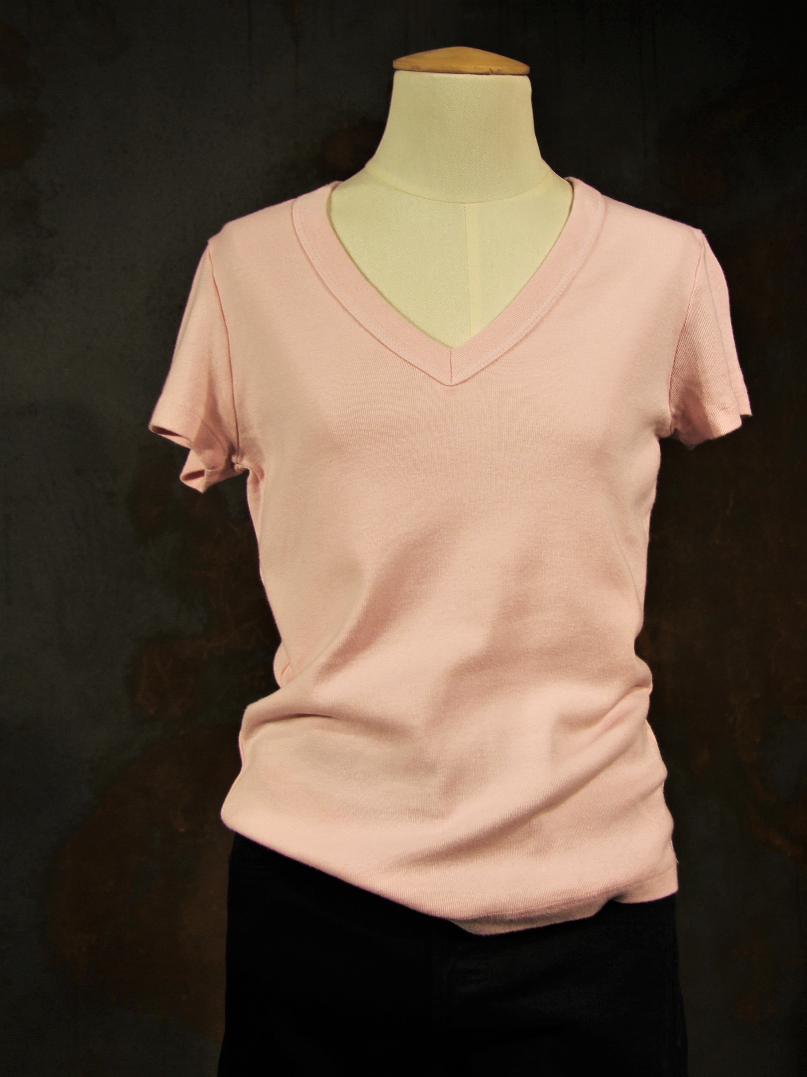 T-Shirt mit V-Ausschnitt und Rosen