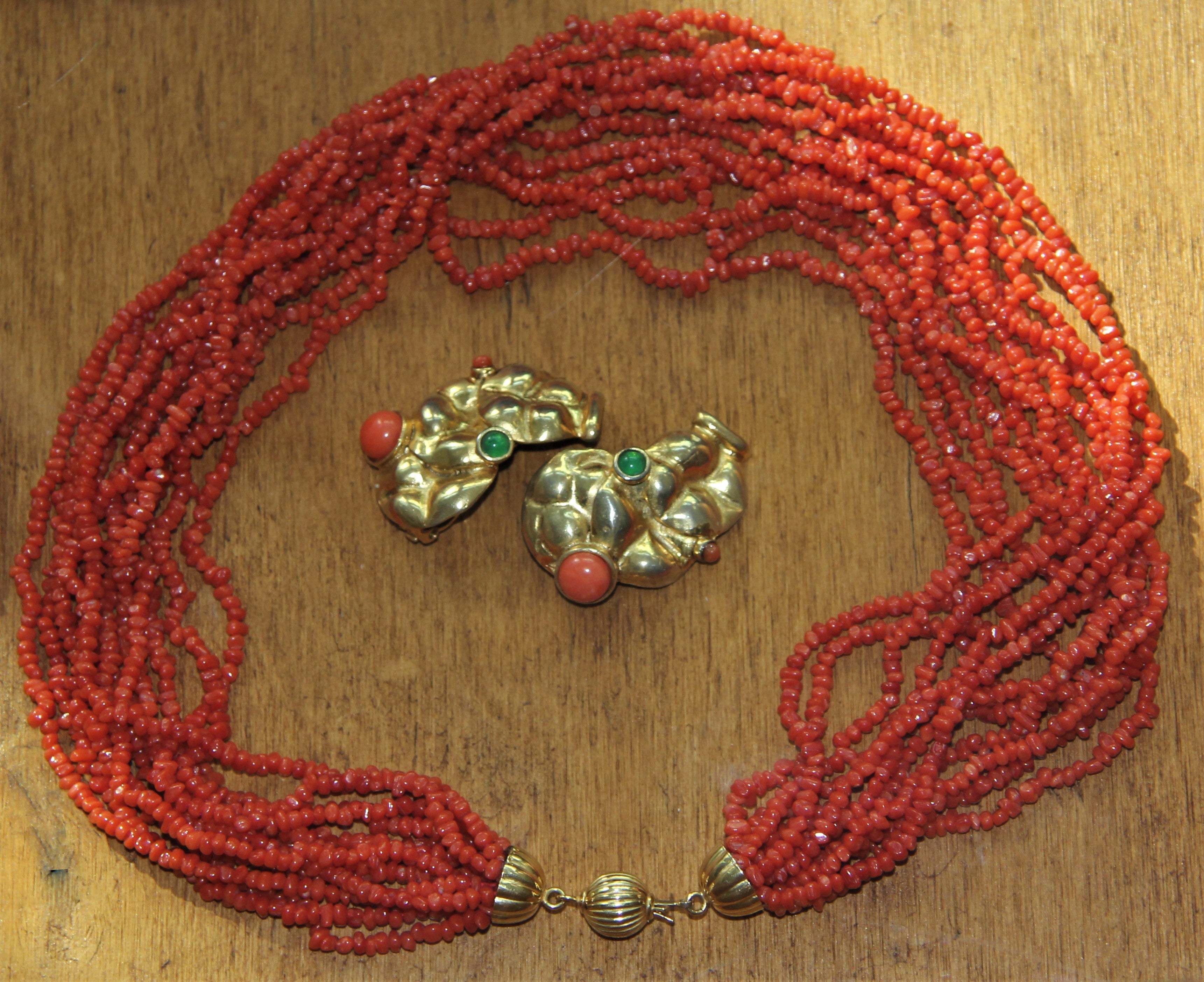 Korallen- und Goldkette