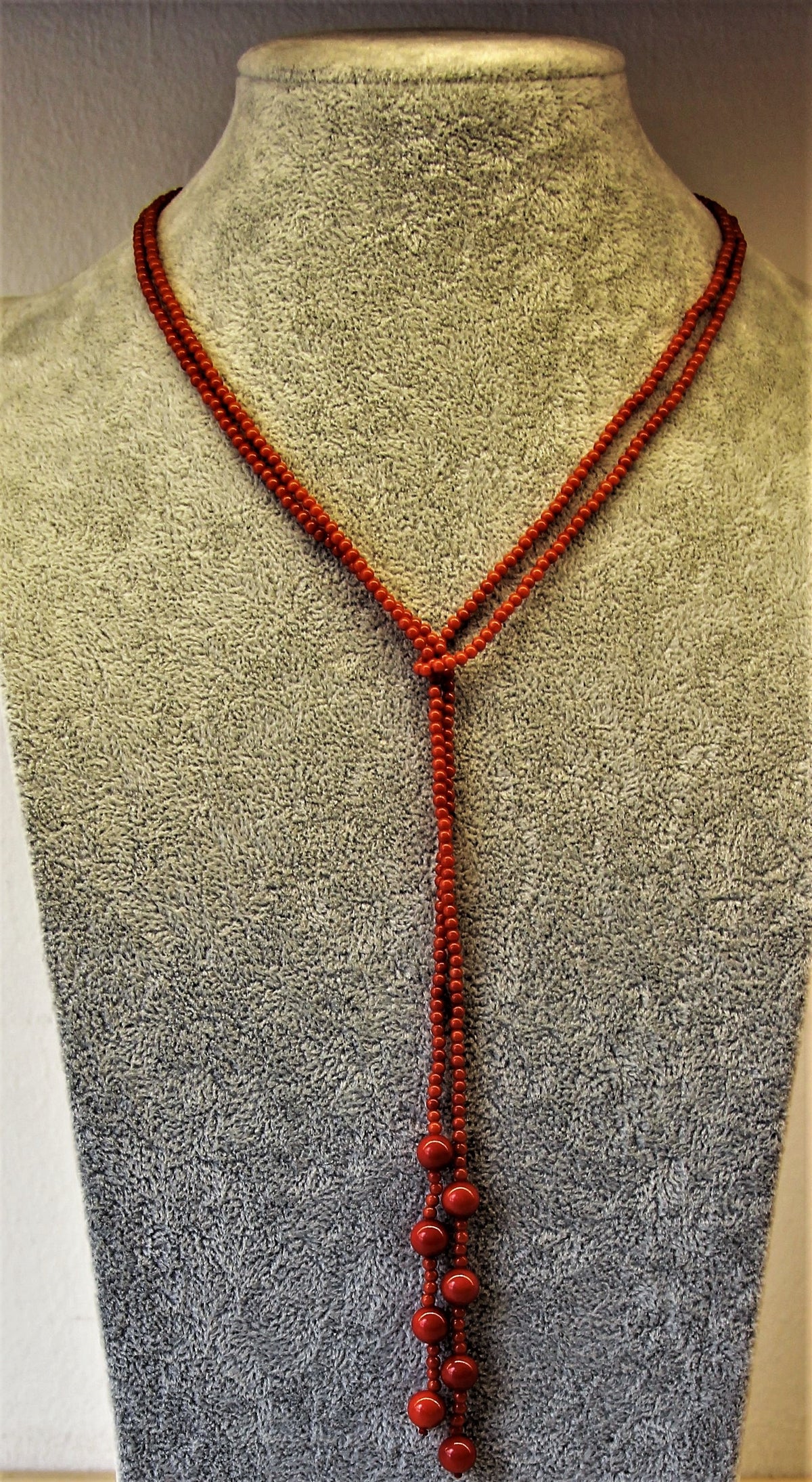 Korallenrote Krawattenkette